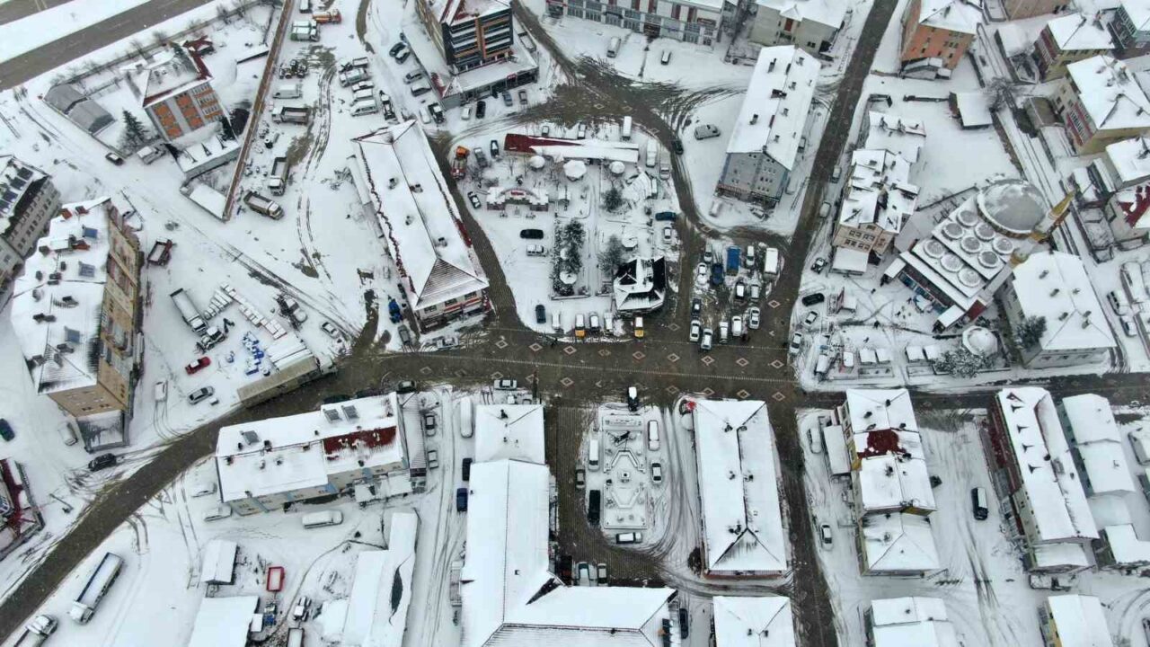 Kastamonu’da kar yağışı etkisini sürdürüyor: İlçe merkezleri beyaz örtüyle kaplandı