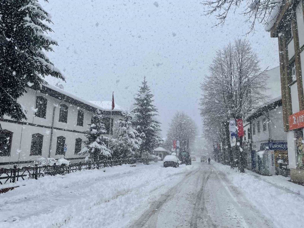 Kastamonu’da kar yağışı sürüyor: 181 köy yolu ulaşıma kapandı