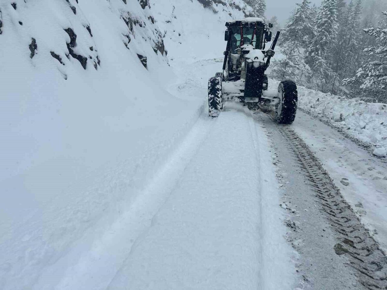 Kastamonu’da nisan ayında yağan kardan 181 köy yolu ulaşıma kapandı
