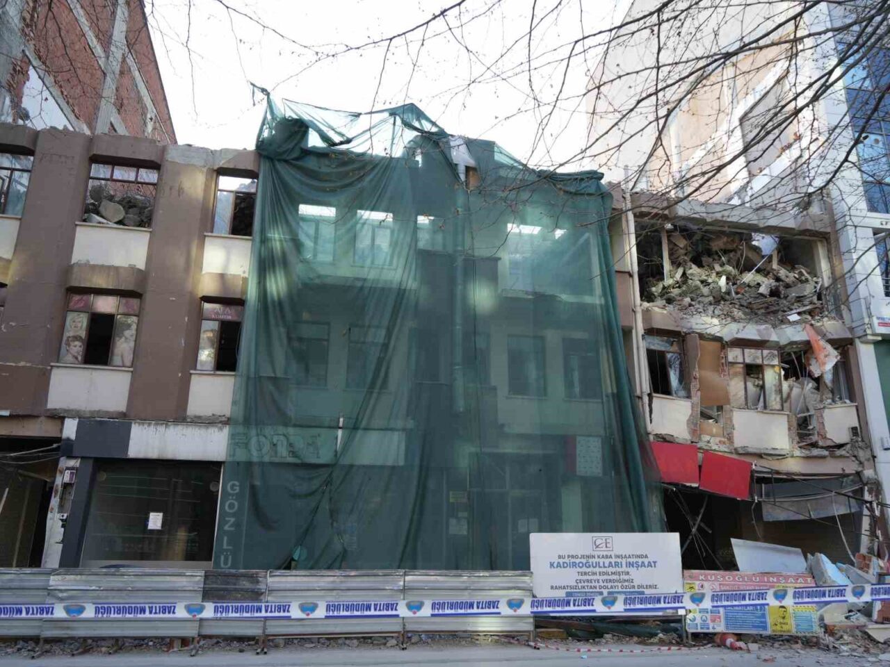 Kastamonu’da yıkım çalışmaları sırasında bina çöktü, yol ulaşıma kapatıldı