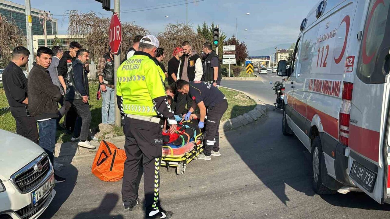 Kırmızı ışıkta geçen cip motosiklete çarptı: 1 yaralı