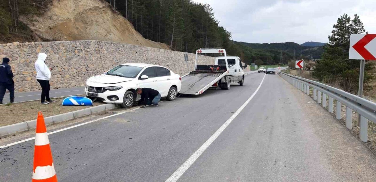 Kontrolden çıkan otomobil orta refüje savruldu: 2 yaralı