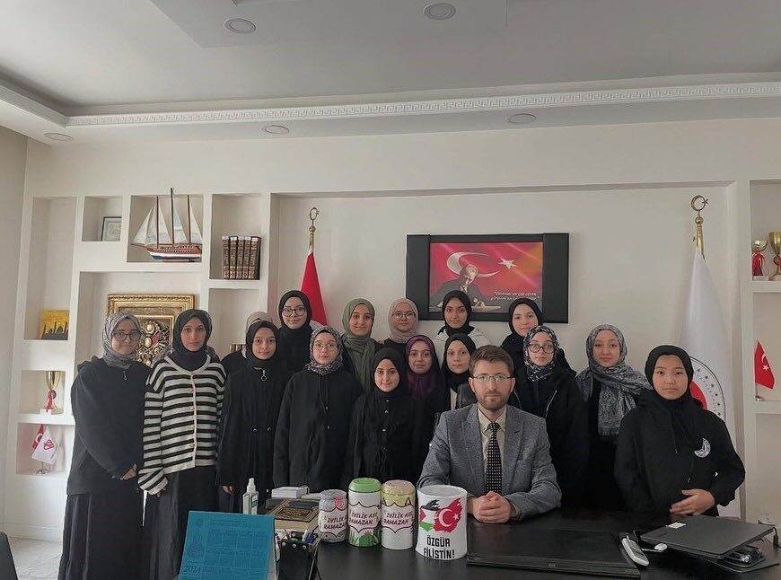 Kur’an kursu öğrencilerinden anlamlı bağış