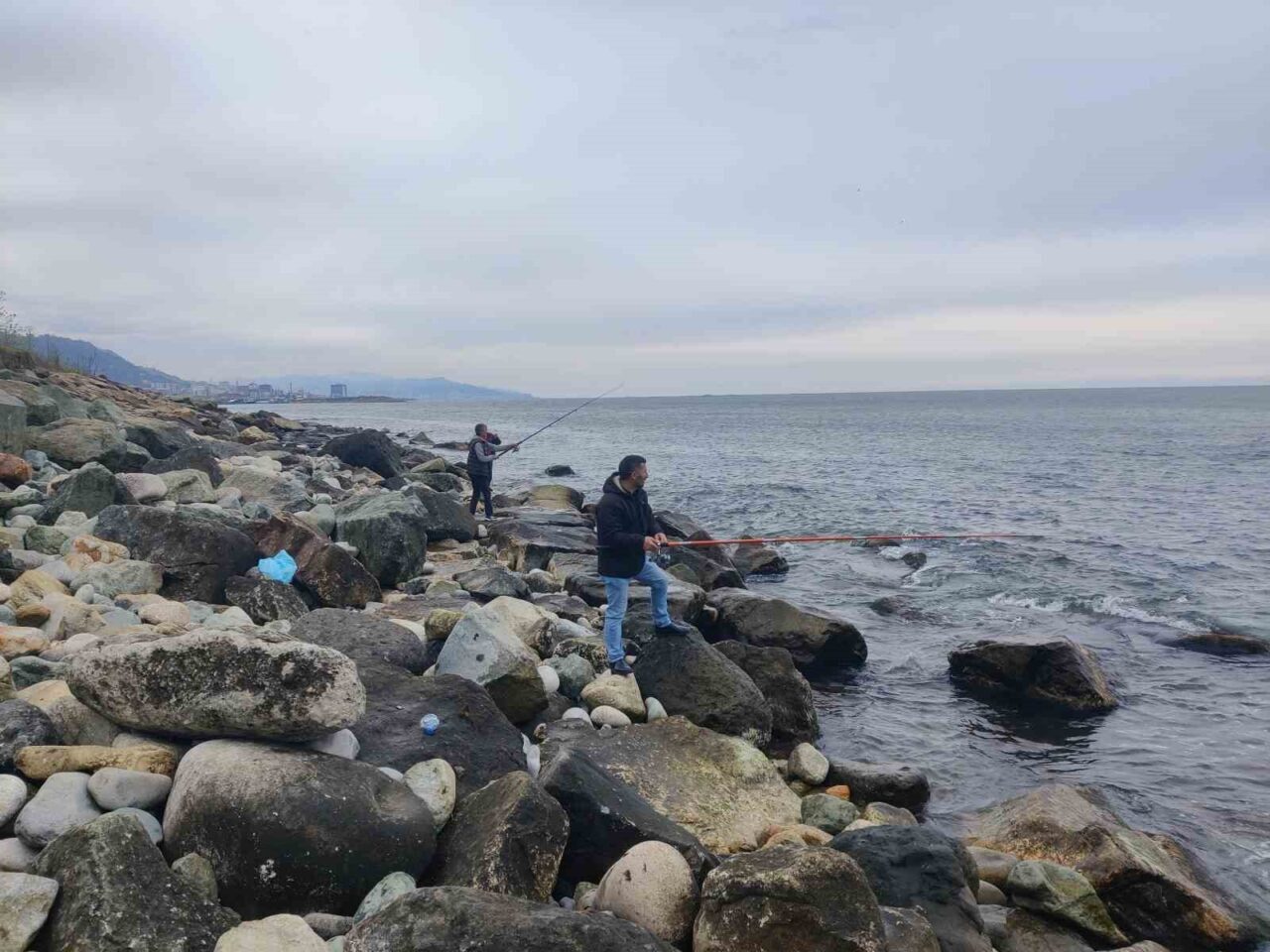 Levreklerin kafesten kaçtığını duyanlar oltaları ile sahile akın etti