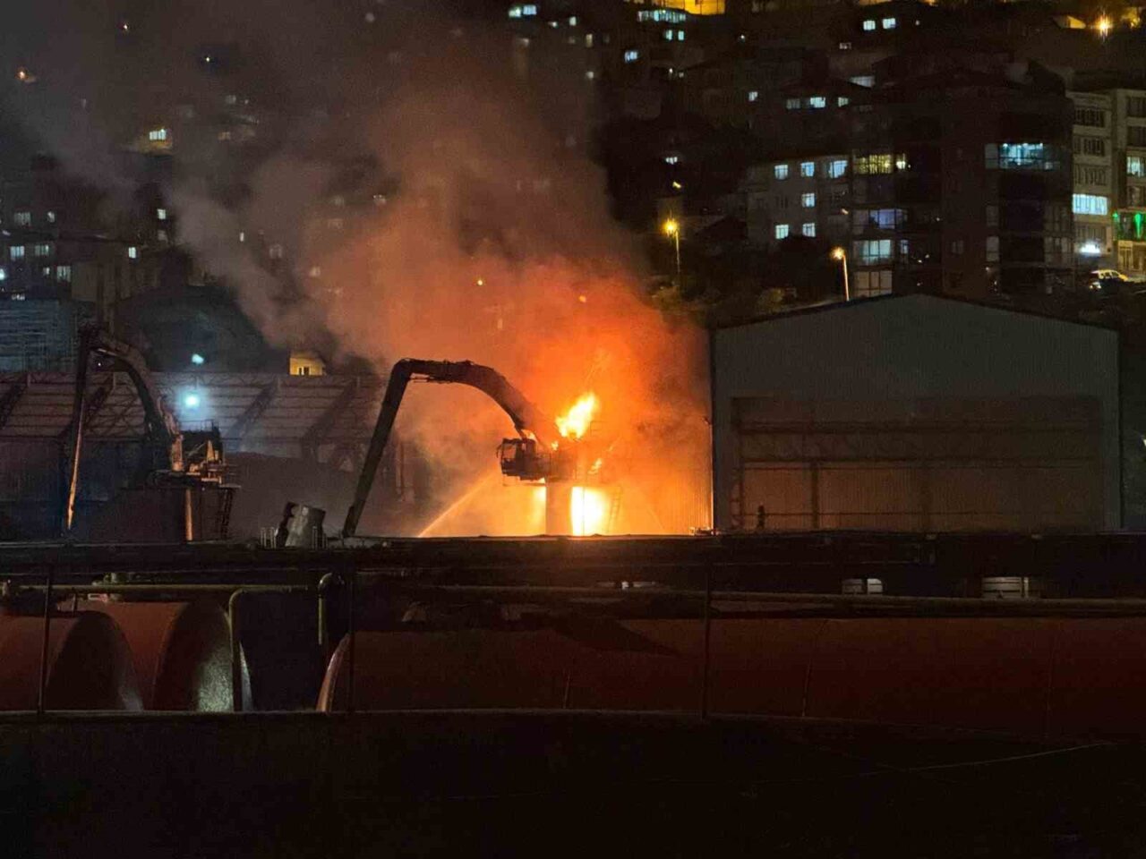 Liman sahasında yanan iş makinesi paniğe neden oldu