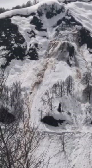 Macahel Vadisi’nde çığ ve heyelan aynı anda meydana geldi