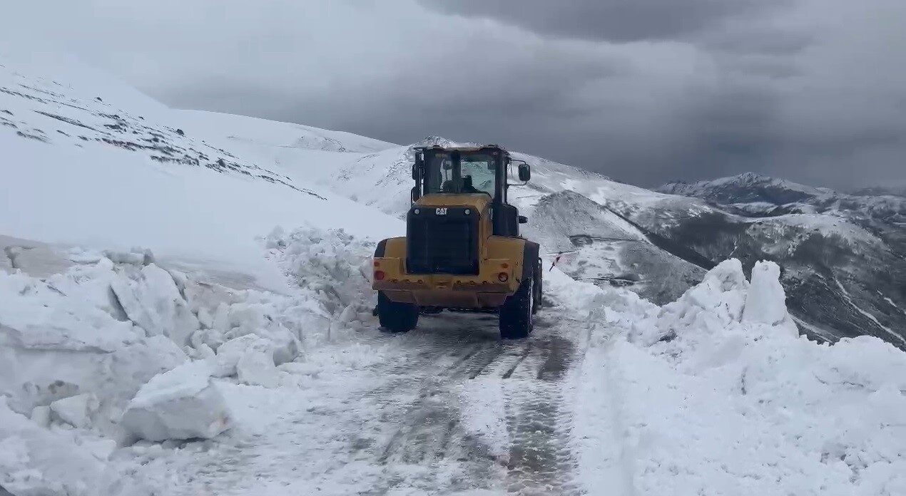 Nisan ayında geceden sabaha karla mücadele sürüyor