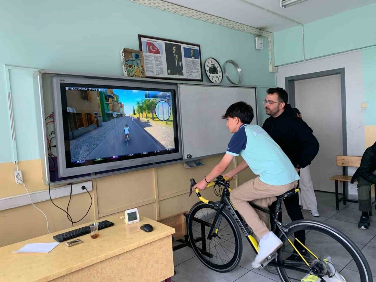 Öğrenciler bisiklet simülasyonuyla sanal ortamda pedal çevirdiler