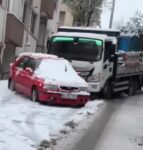 Oksijen tüpü yüklü kamyon, karlı yolda kontrolden çıktı, park halindeki araçlara çarptı