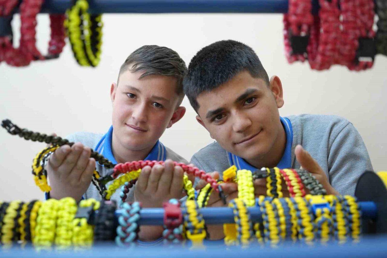 Önce kendisi öğrendi sonra arkadaşlarına öğretti: Bayburt’ta lise öğrencileri rengârenk bileklikler üretiyor