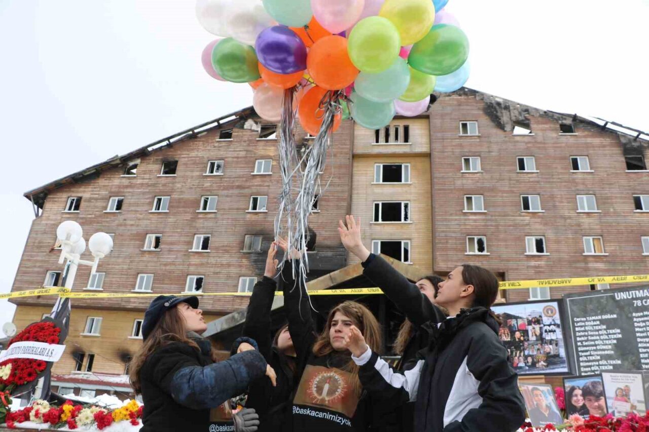 Otel yangınında hayatını kaybedenler gözyaşlarıyla anıldı