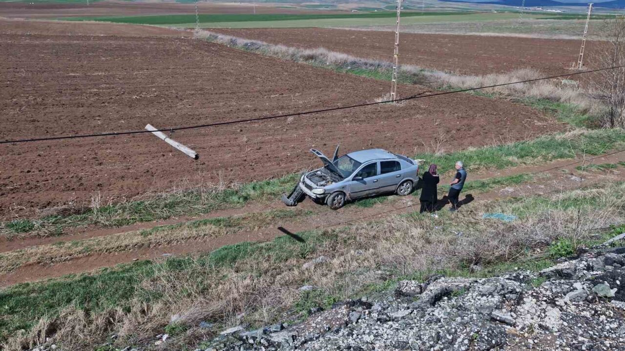 Otomobil şarampole yuvarlandı, araçtakiler burnu bile kanamadan kurtuldu