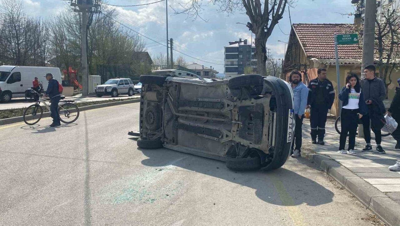 Otomobille çarpışan ticari araç yola devrildi: 3 yaralı