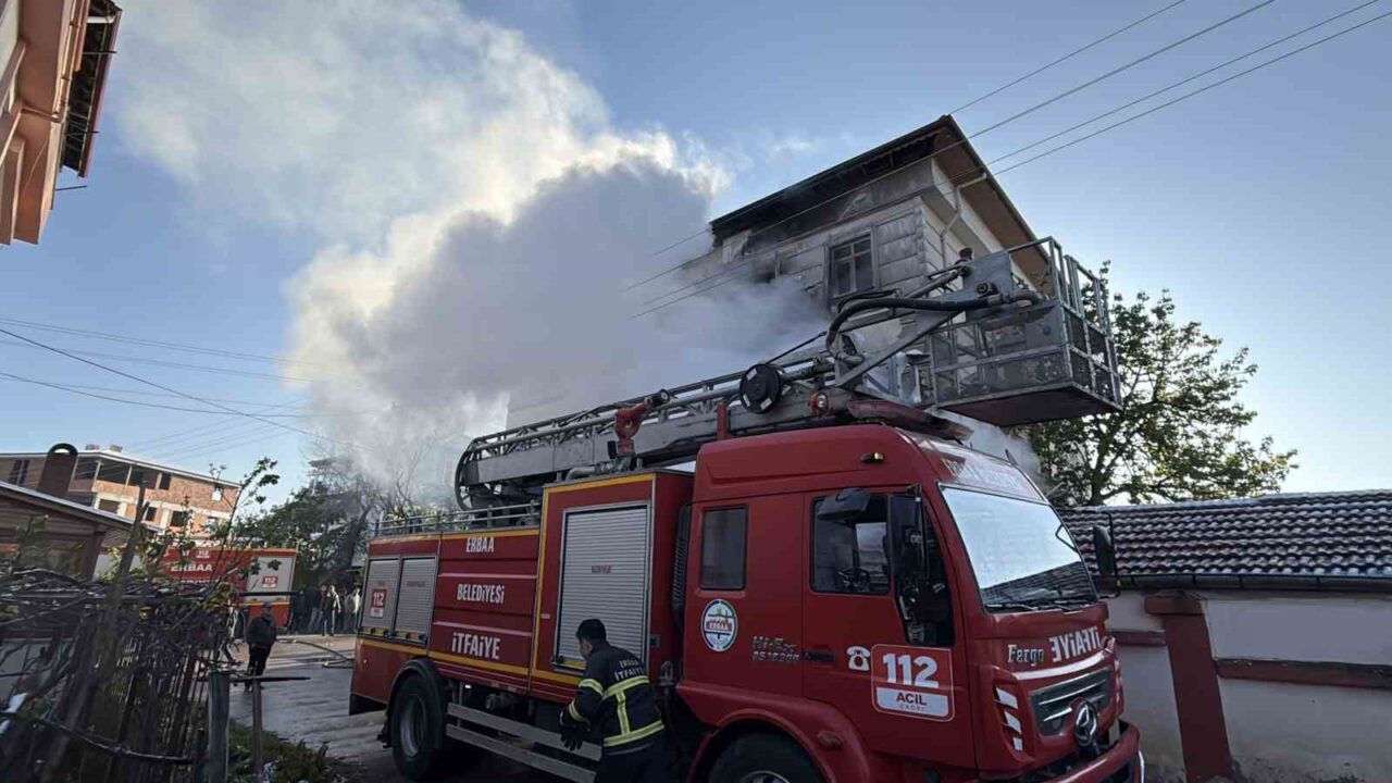 Park halindeki otomobil yandı; alevler eve sıçradı