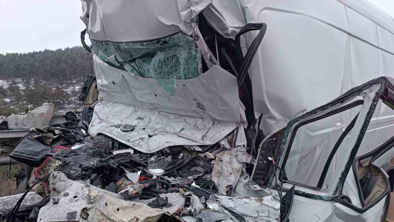 Park halindeki tıra çarpan minibüs kağıt gibi ezildi: 1 ölü