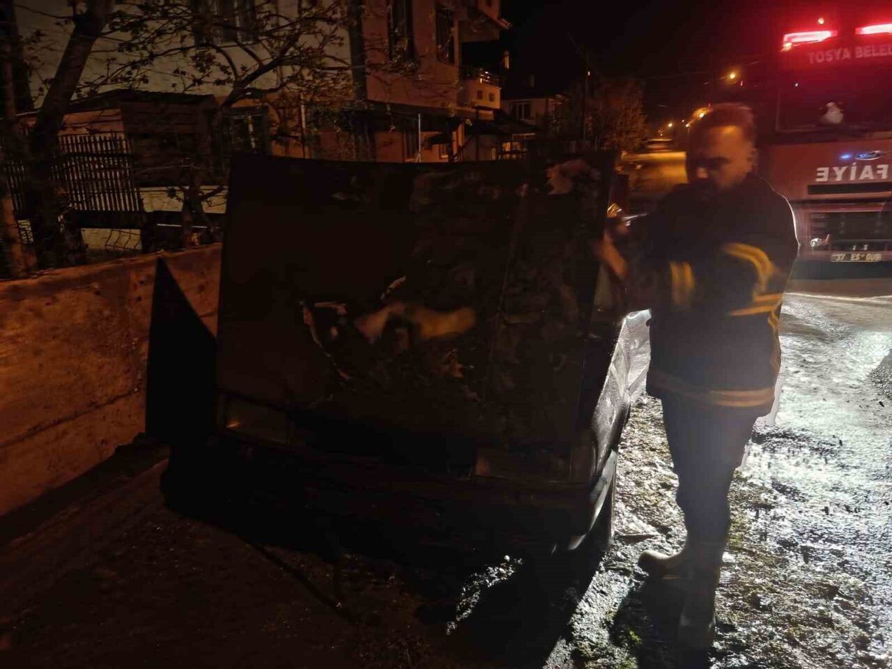 Park halindeyken alevlere teslim olan Tofaş-Fiat marka otomobilde maddi hasar meydana geldi