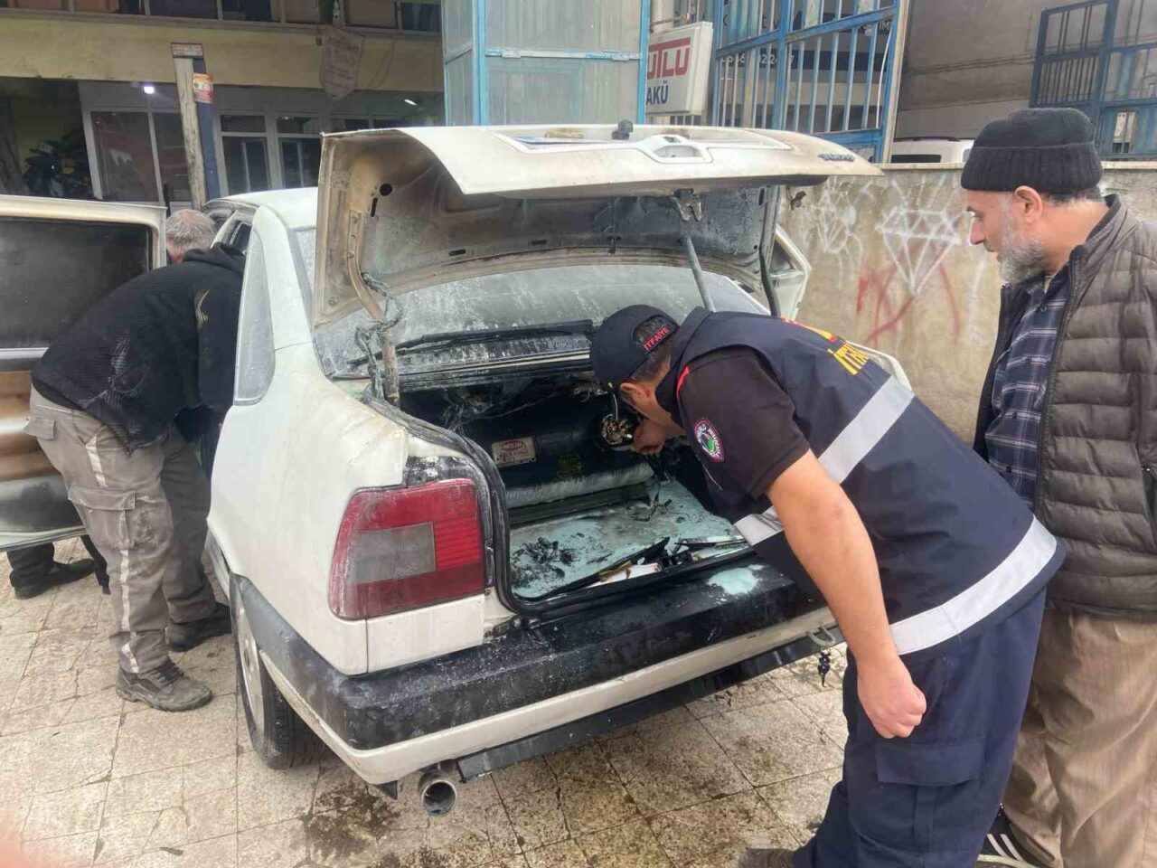 Park halineki araçta çıkan yangın büyümeden söndürüldü