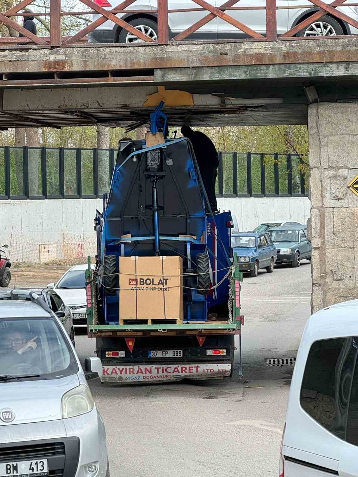 Römork yüklü kamyon köprüye takıldı