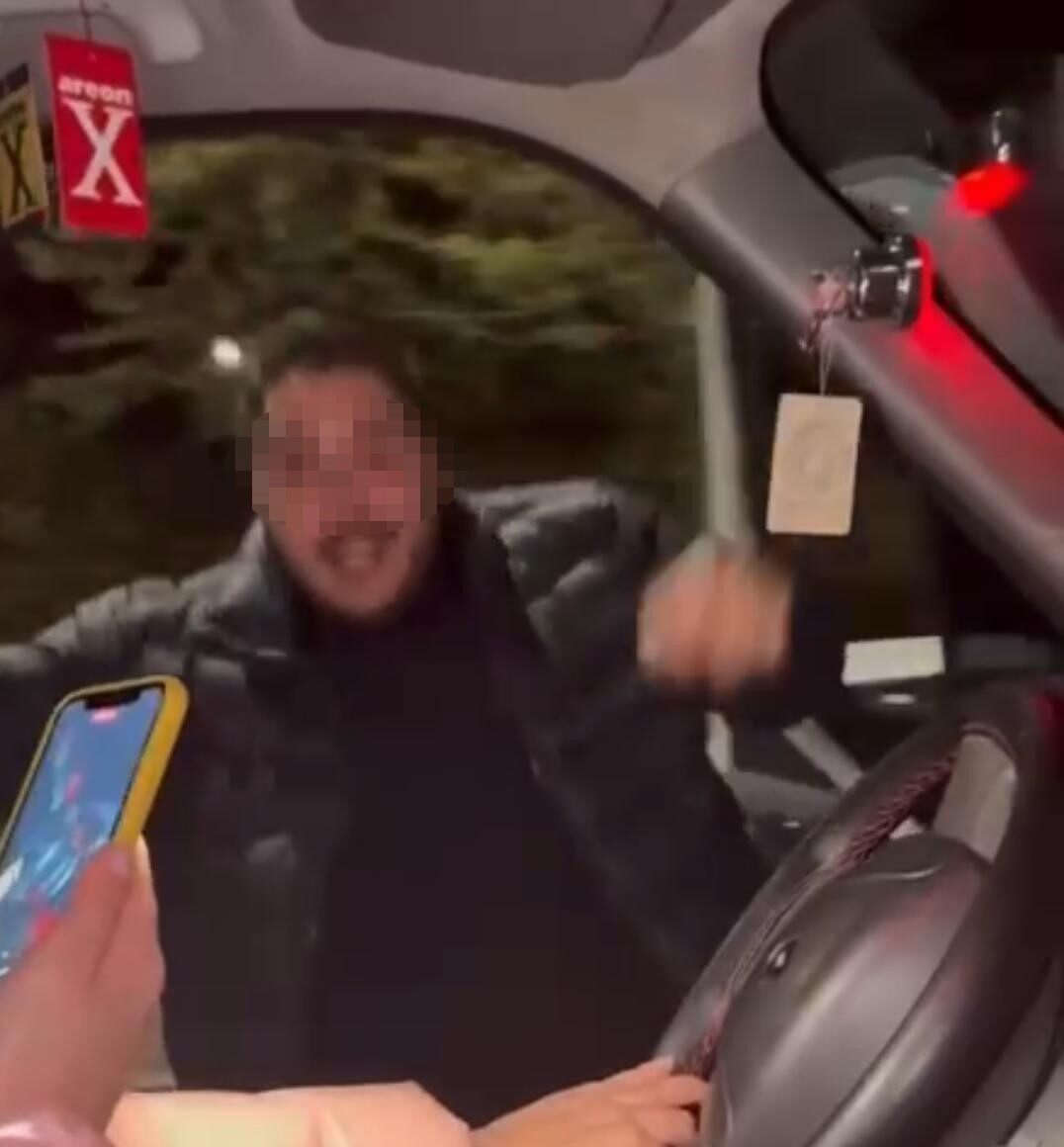 Seyir halindeki aracın kapısını açan sürücü dans ederken yere düştü