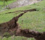 Sinop’ta heyelan mağduru olduğunu ileri süren vatandaş, toprağın kaldırılmasını ve önlem alınmasını istedi