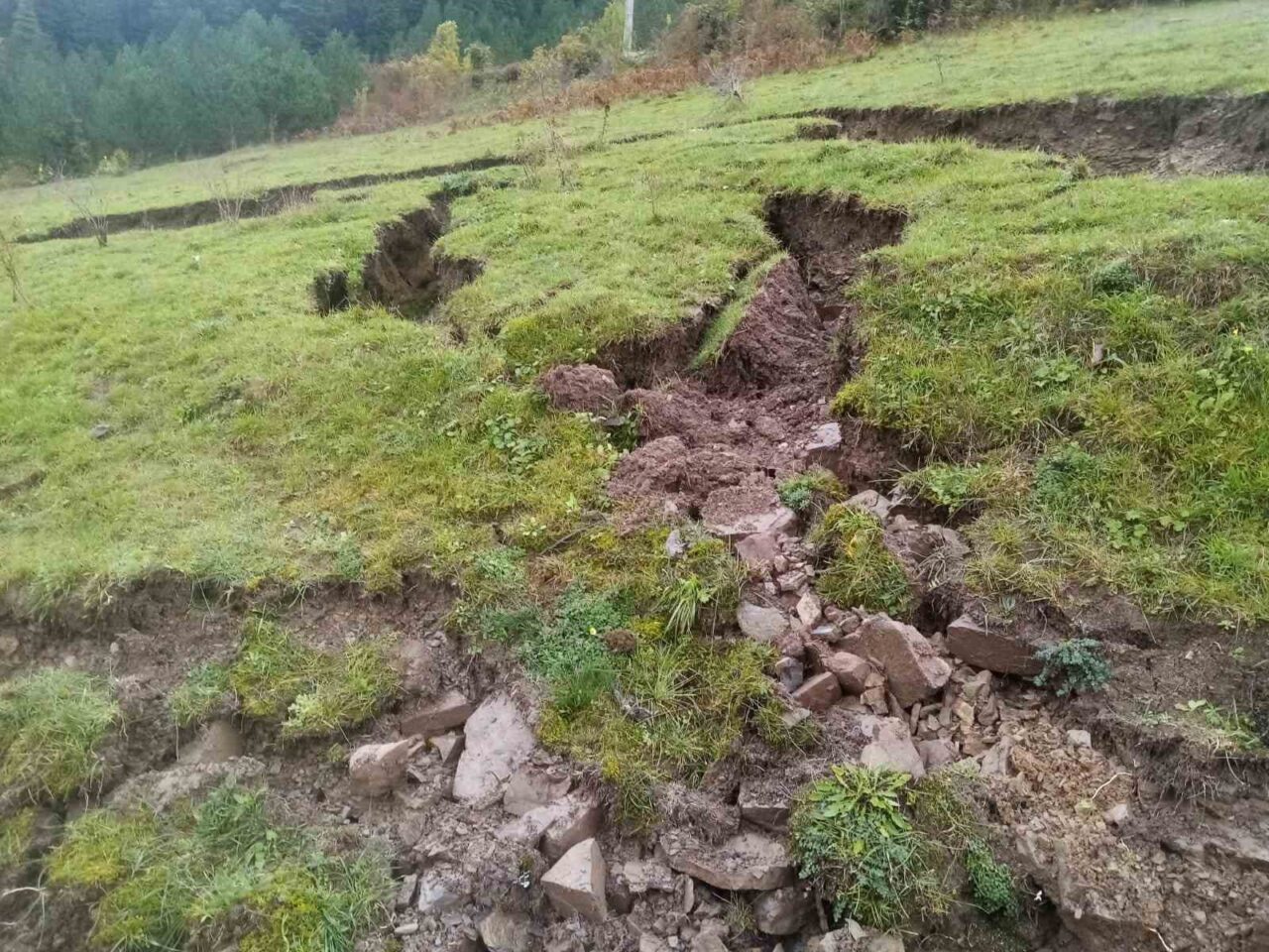 Sinop’ta heyelan mağduru olduğunu ileri süren vatandaş, toprağın kaldırılmasını ve önlem alınmasını istedi