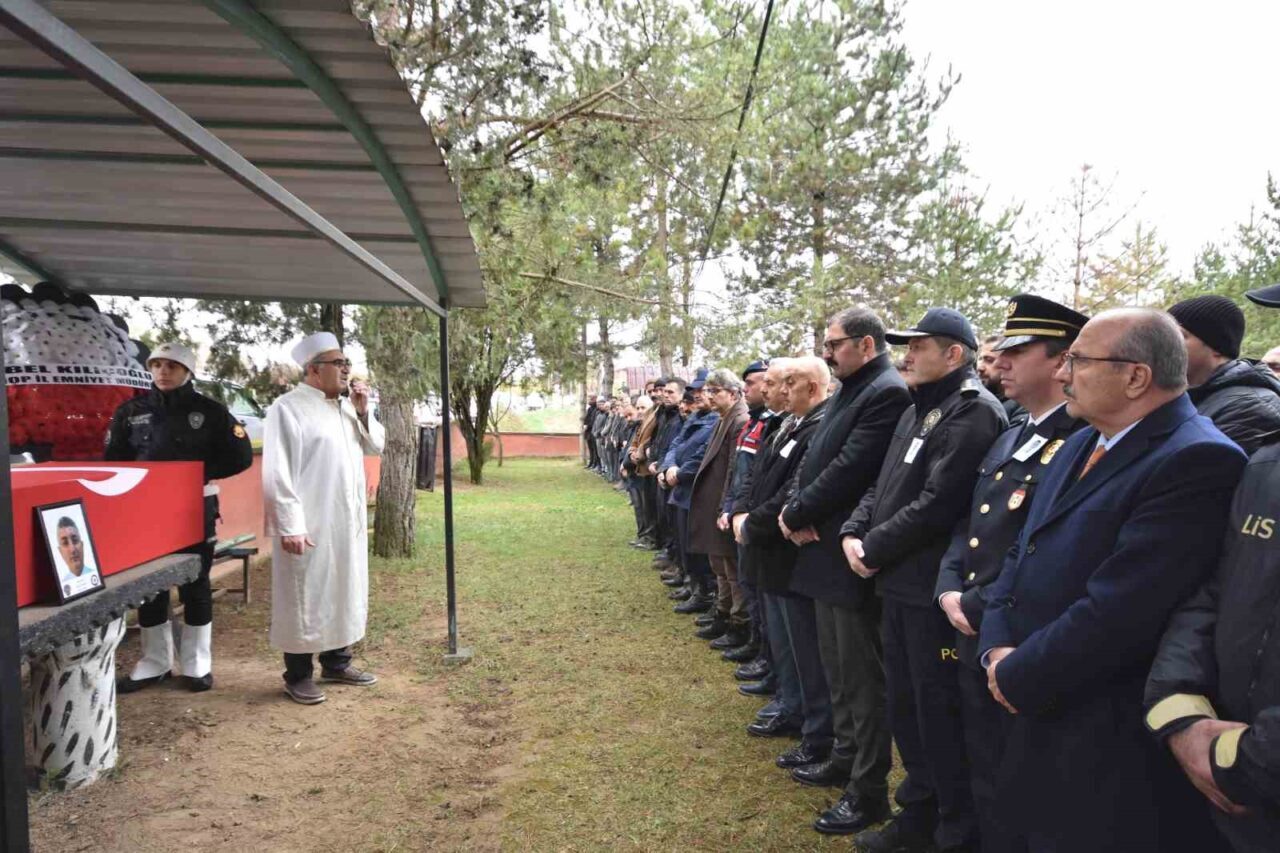 Sinop’ta kalp krizi geçirerek hayatını kaybeden polis memuru toprağa verildi