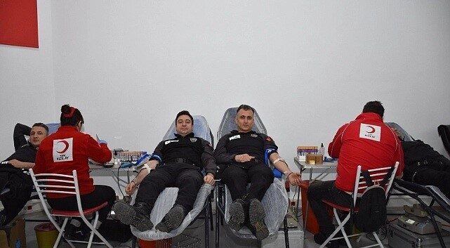 Sinop’ta polisten kan bağışı