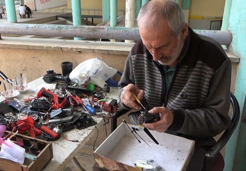 Şoförlüğü bıraktı, 10 yıldır oyuncak tamir ediyor
