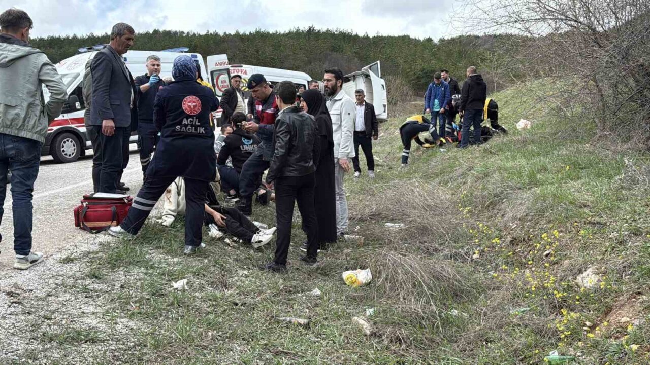 Tır ve yolcu servisi çarpıştı: 6 yaralı