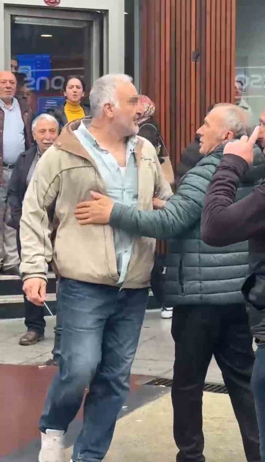 Trabzon’da CHP standına bıçaklı saldırı: 1 yaralı