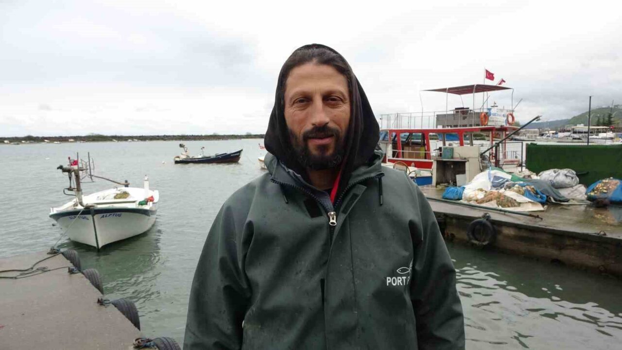 Trabzonlu 50 yaşındaki balıkçı Alper Yıldırım annesinin hayali için üniversite okuyor