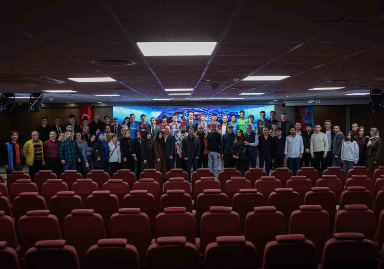 Trabzonspor, akademiden 13 futbolcu ile profesyonel sözleşme imzaladı