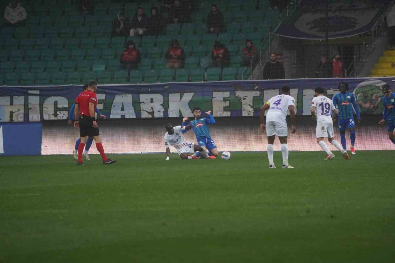 Trendyol Süper Lig: Çaykur Rizespor: 0 - Eyüpspor: 0 (İlk yarı)