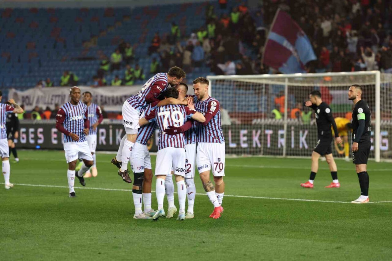 Trendyol Süper Lig : Trabzonspor: 2 - Çaykur Rizespor: 0 (İlk yarı)