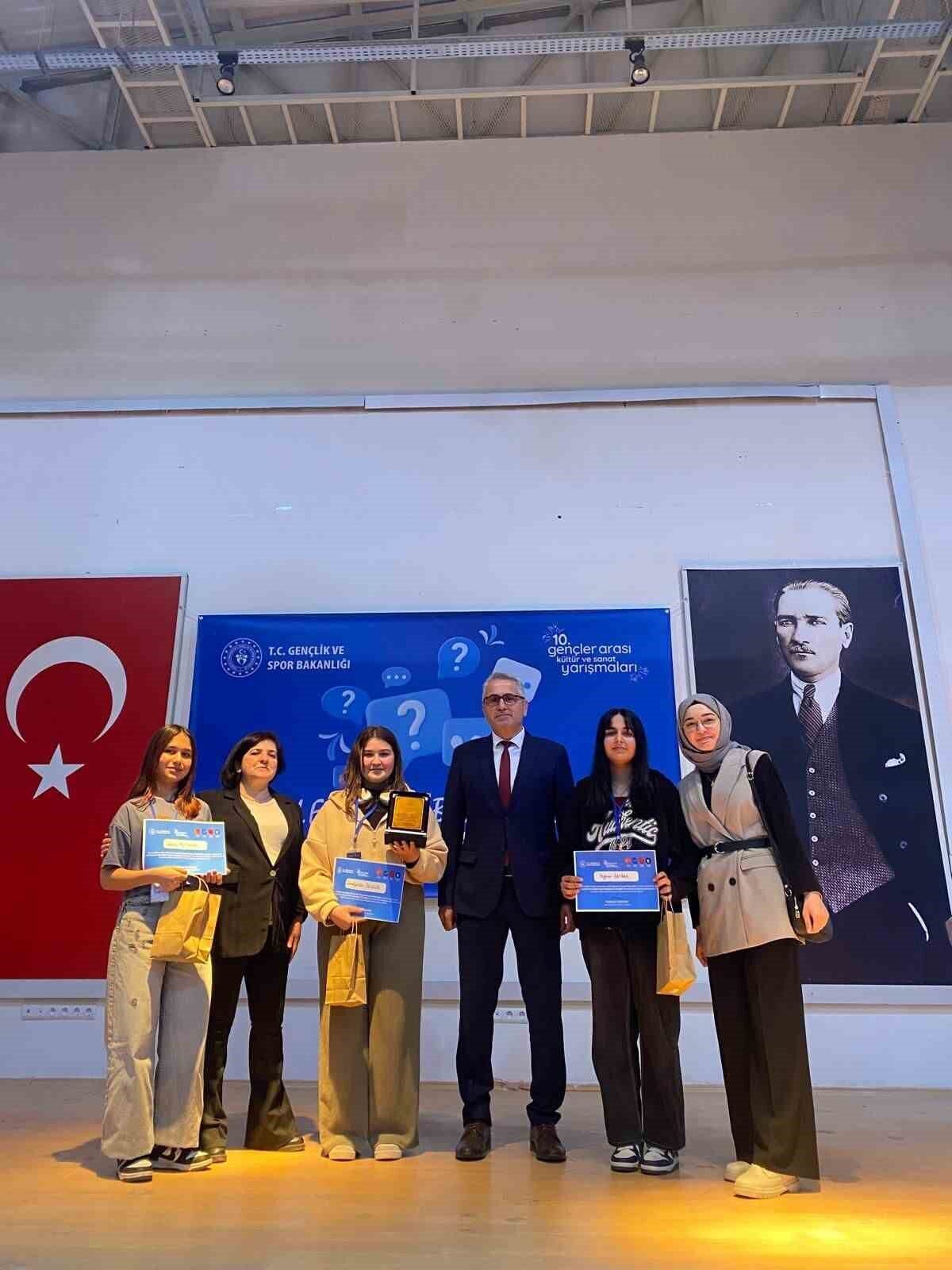 Türkeli Gençlik Merkezi temsilcilerinden il birinciliği başarısı