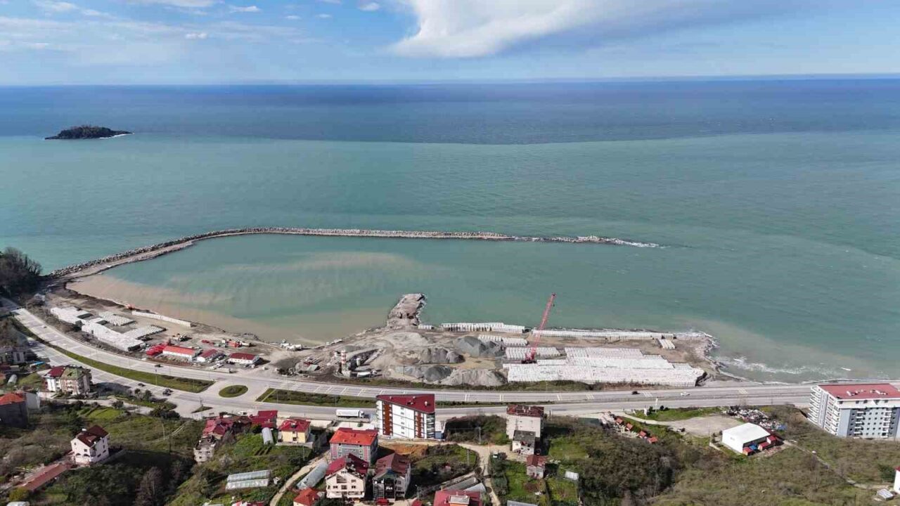 Türkiye’nin en büyük balıkçı barınağının yüzde 85’lik kısmı tamamlandı