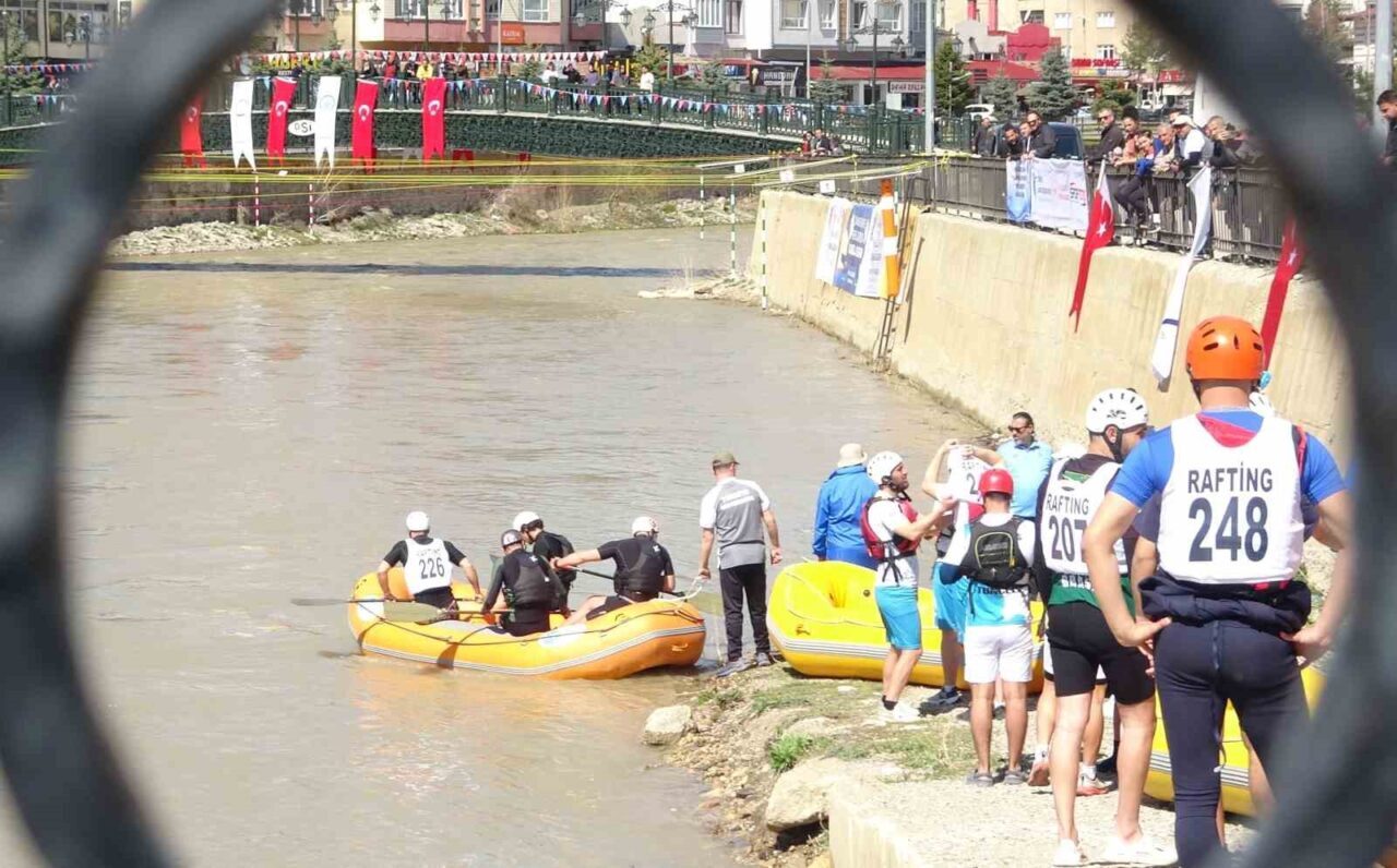 Türkiye’nin en hızlı akan Çoruh Nehri’nde rafting heyecanı yaşandı