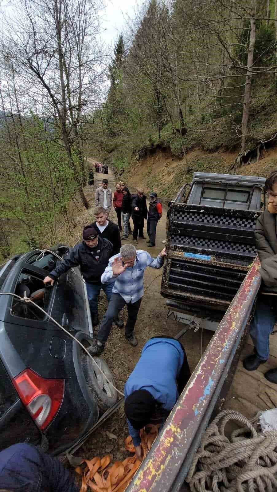 Uçurumda mahsur kalan aracı çekerek kurtardılar