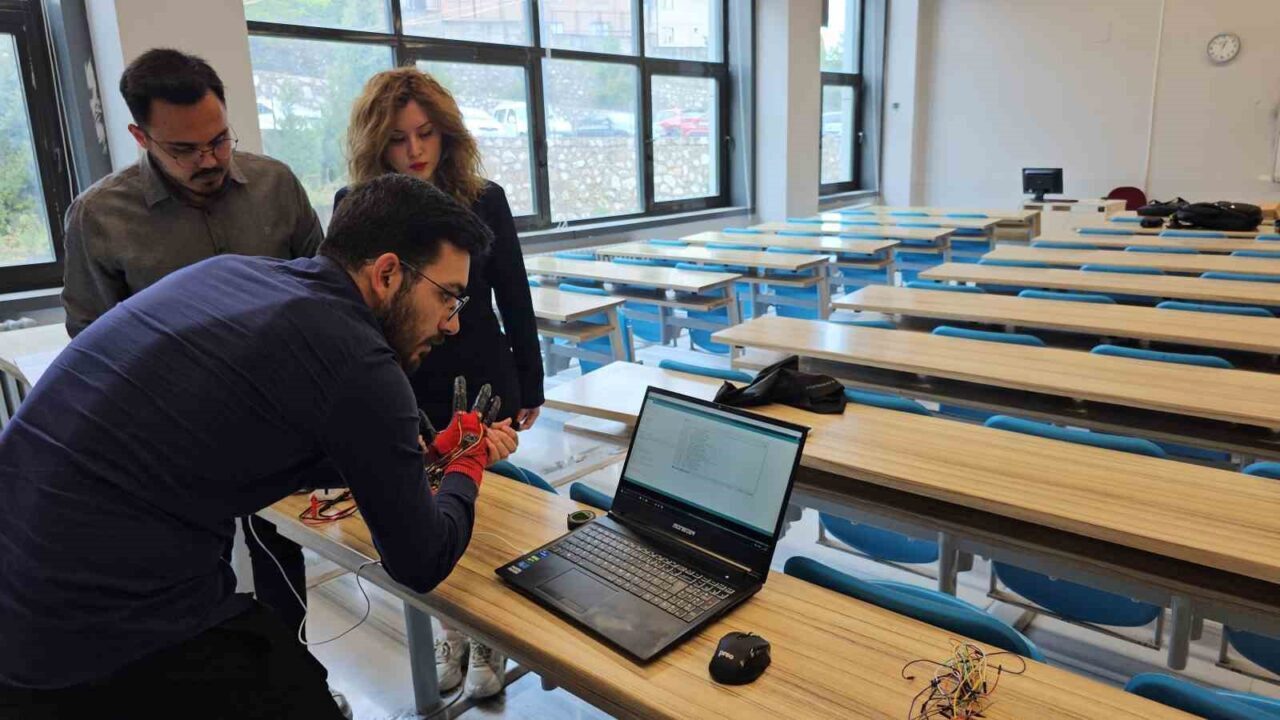 Üniversite öğrencilerinden işaret dilini sese ve yazıya çeviren akıllı eldiven: "Elitişim"