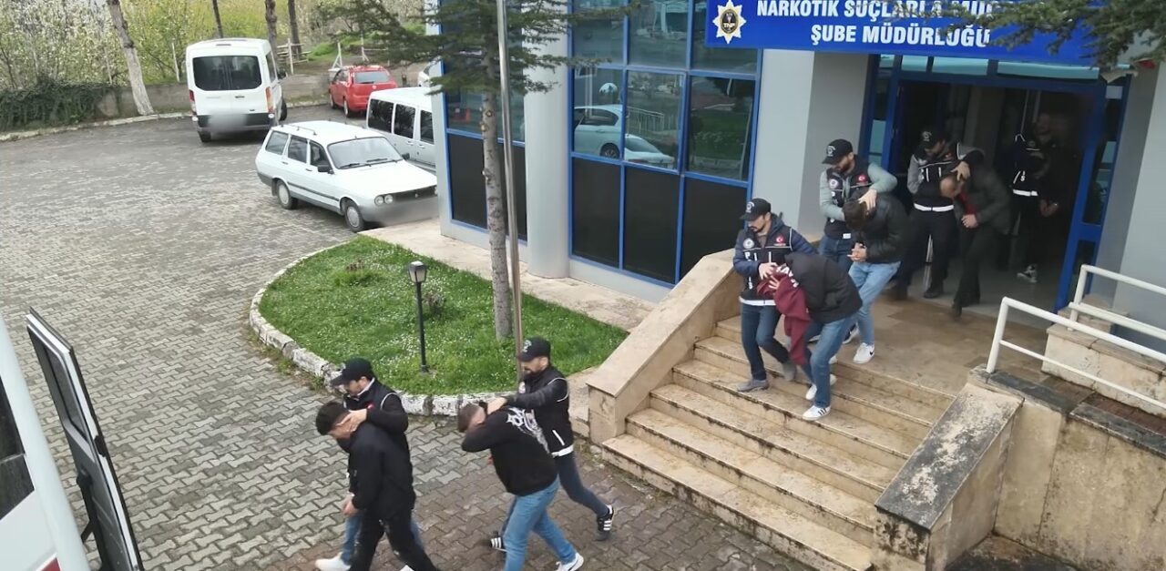 Uyuşturucuyu patiğe sakladılar: 5 kişi tutuklandı