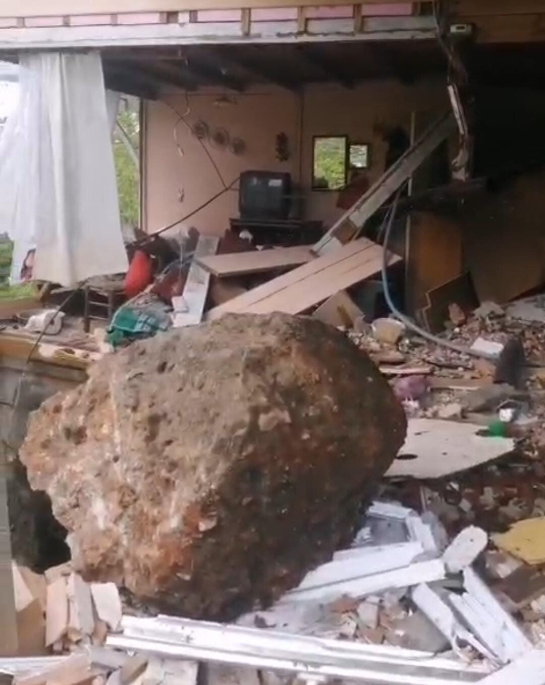 Yamaçtan kopan kayalar eve çarptı