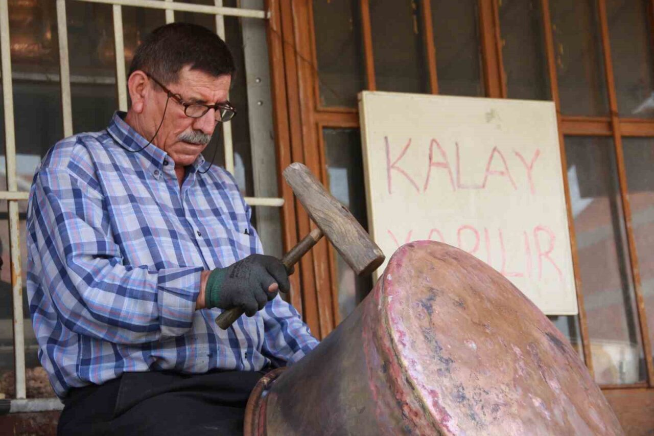 Yarım asırdan fazla süredir çekiciyle bakıra şekil veriyor