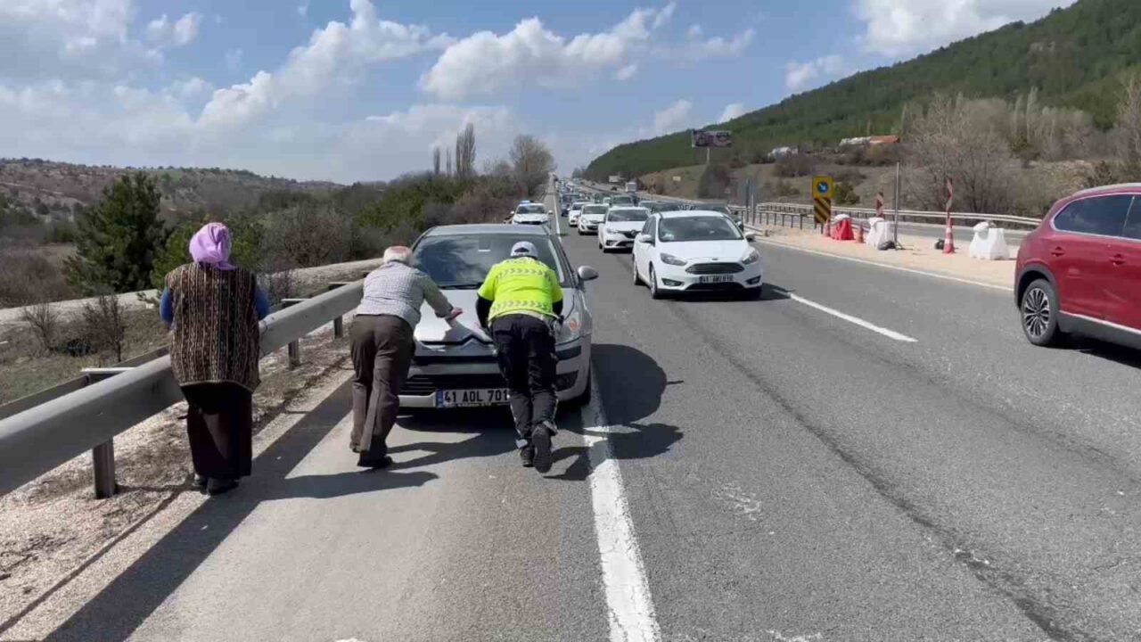 Yaşlı çiftin yardımına trafik polisi yetişti