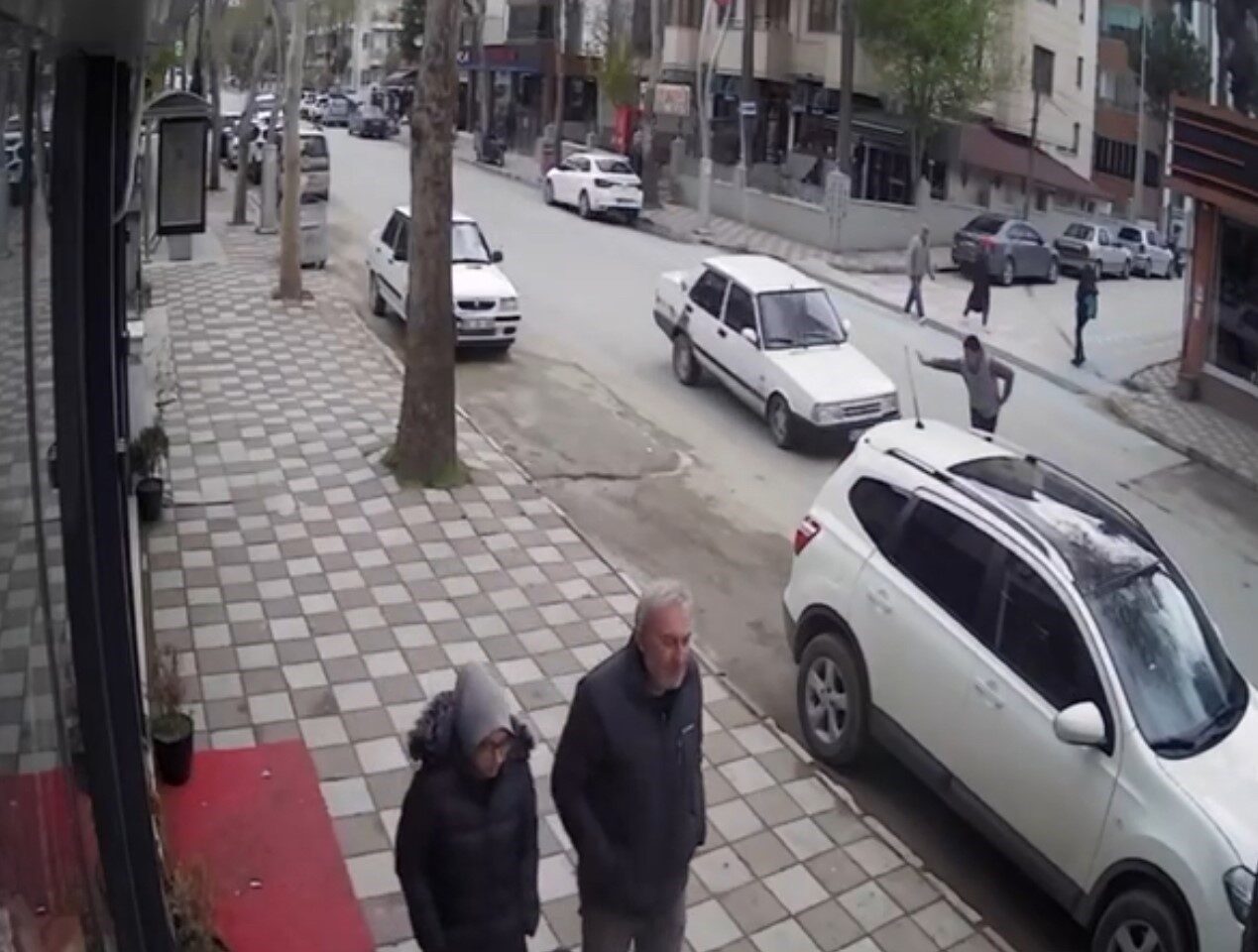 Yayaya otomobilin çarpma anı kameraya yansıdı