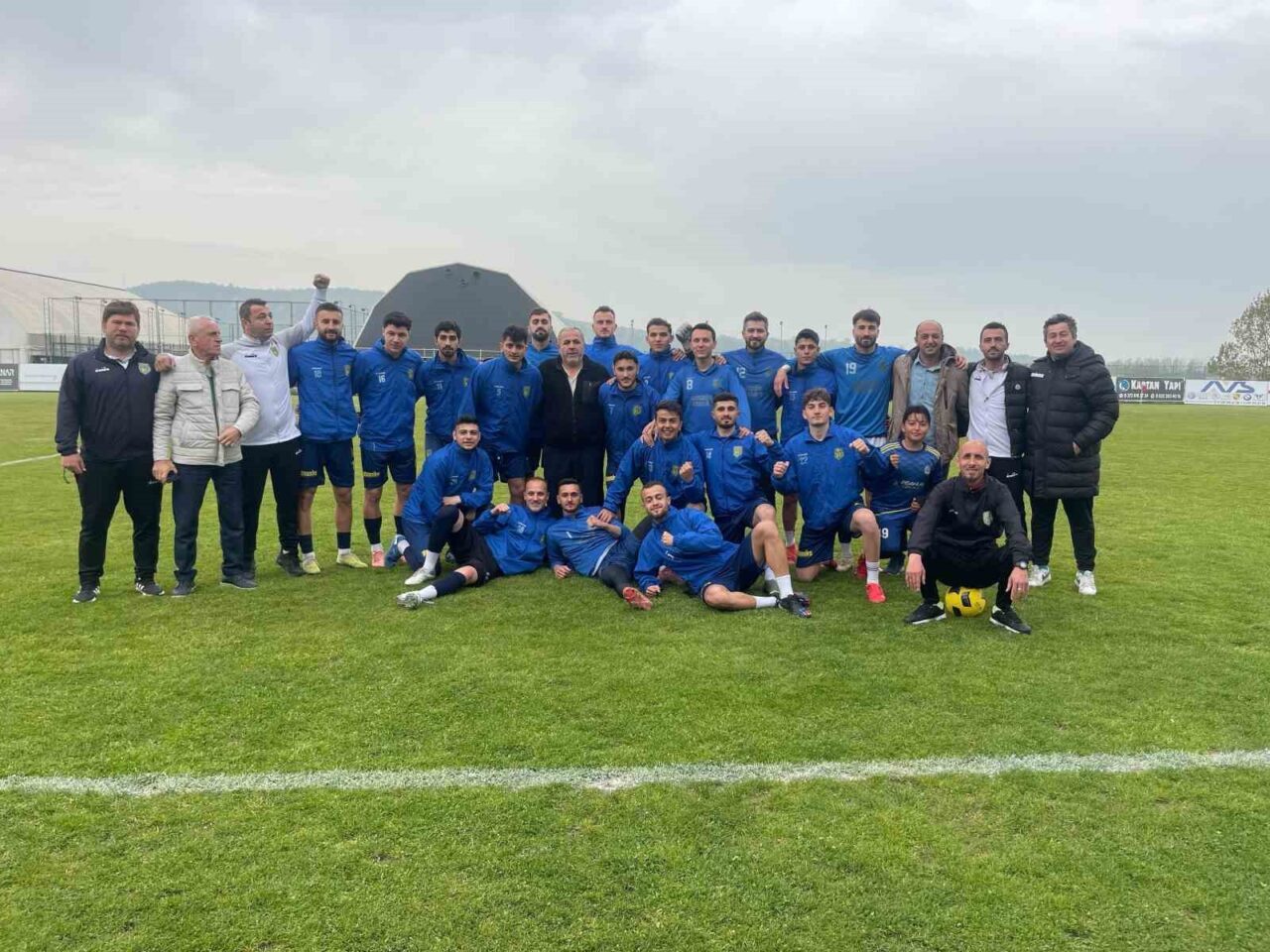 Yeşil sahada evlilik teklifi