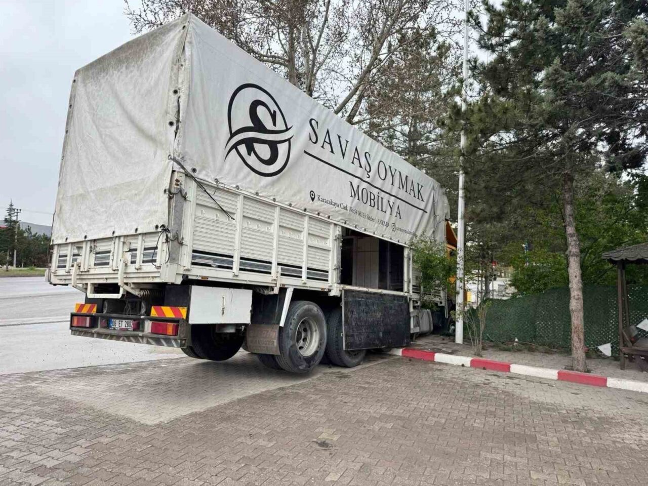 Yoldan çıkan kamyon duvarda asılı kaldı