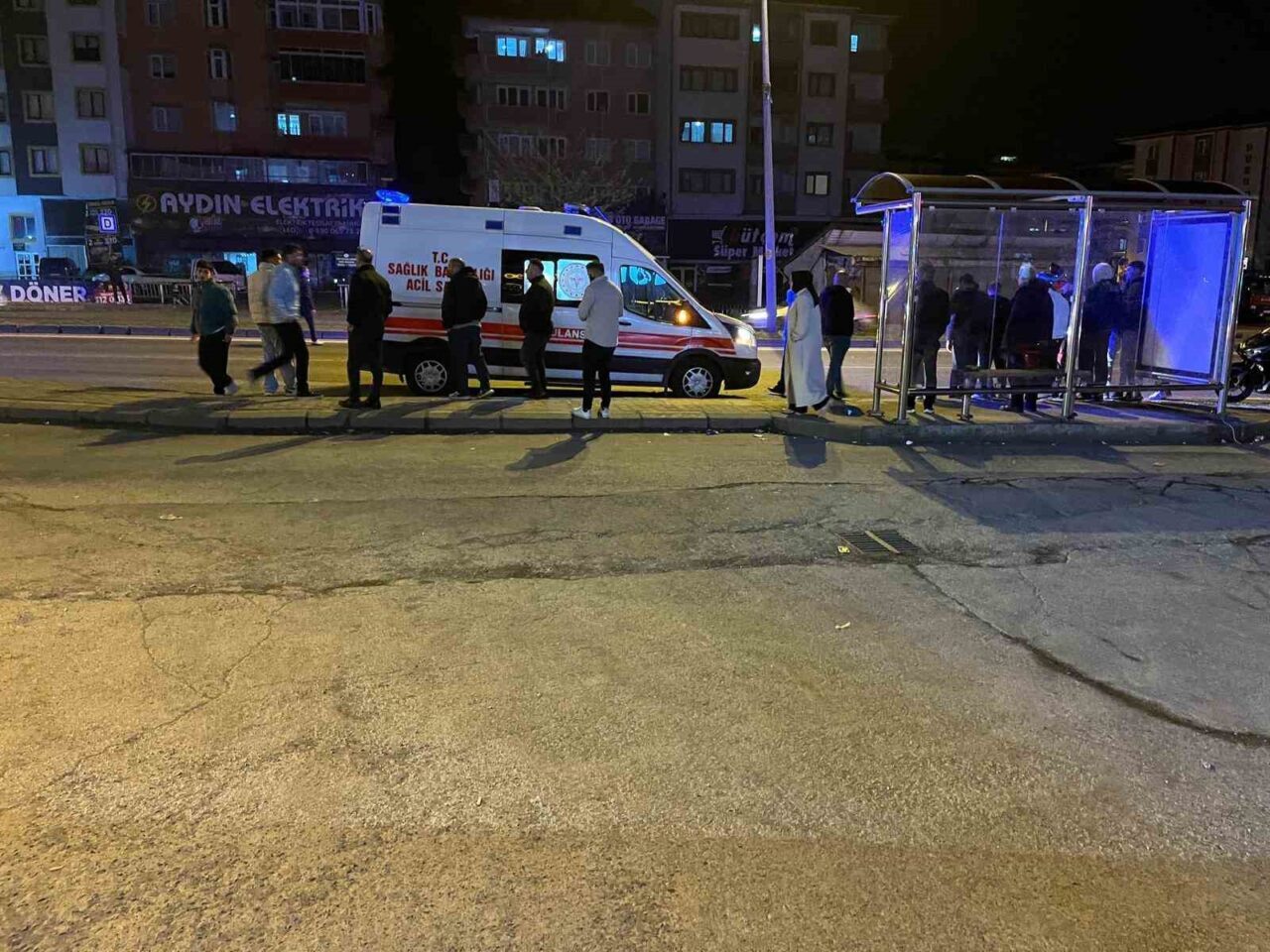 Yolun karşısına geçmek isteyen adama ambulans çarptı