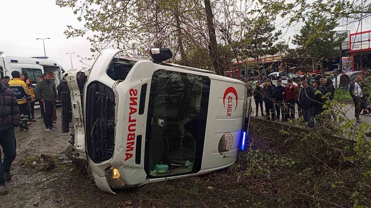 Zonguldak’ta ambulans ile otomobil çarpıştı: 6 yaralı