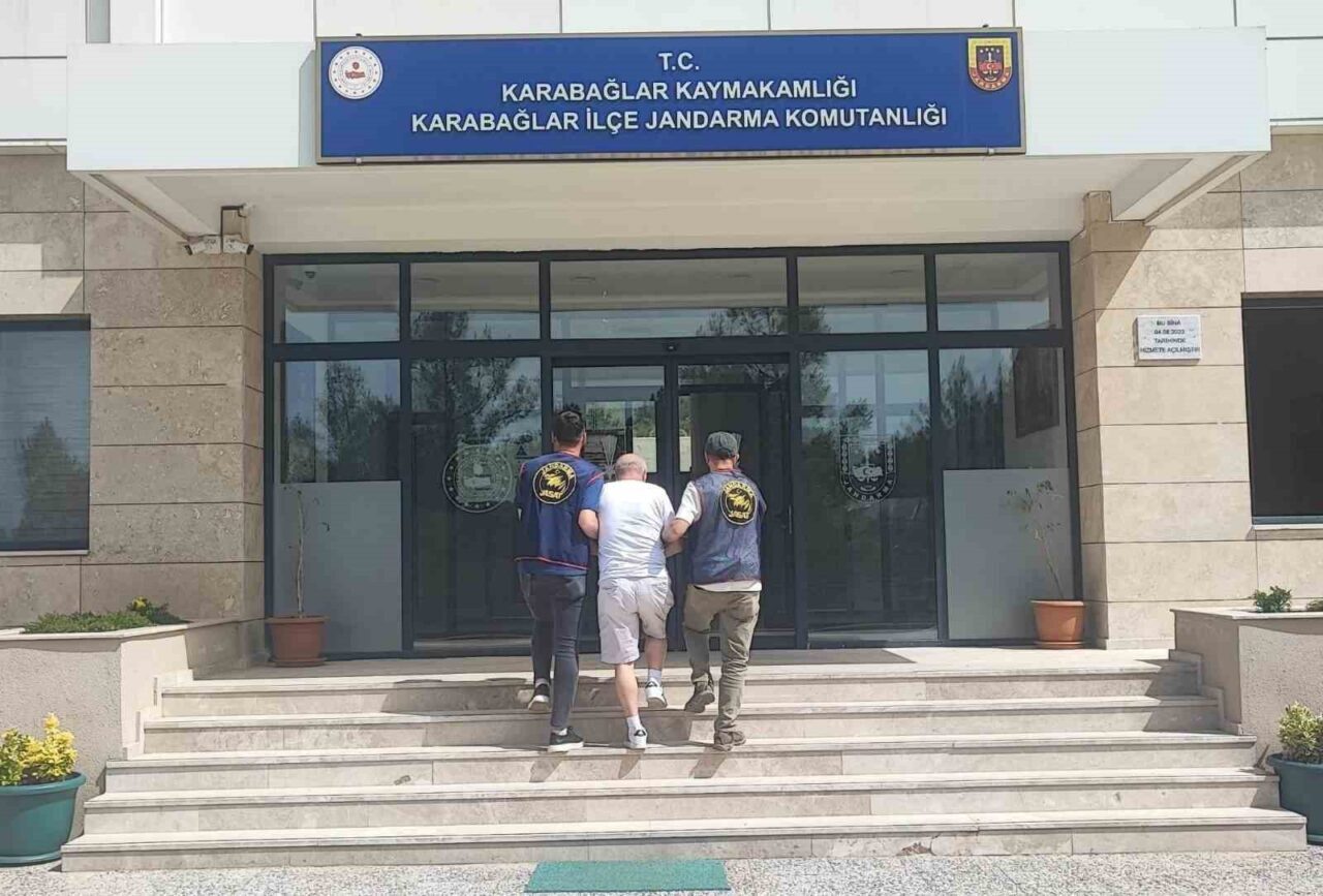 18 ayrı suçtan aranan firari şahsı jandarma dedektifleri İzmir’de yakaladı