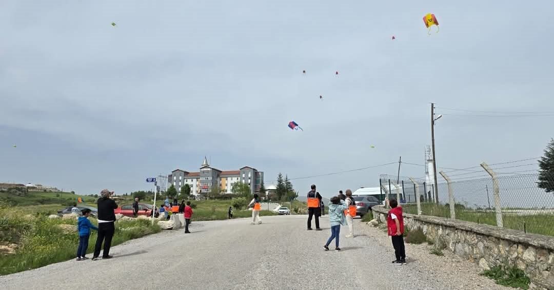 AFAD gönüllülerinden çocuklara uçurtma şenliği